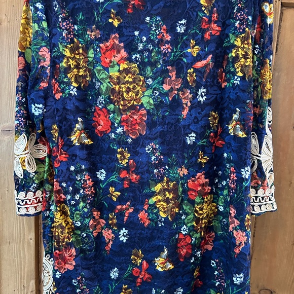 Beautiful tunic with sequence and lace royal blue floral NWOT Size medium - Picture 4 of 4